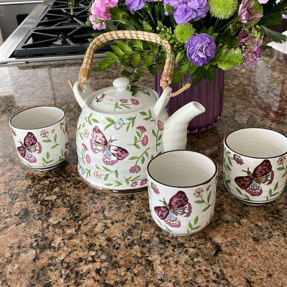 Teaopia set - wicker/bamboo like handle, strainer, 3 cups - butterflies